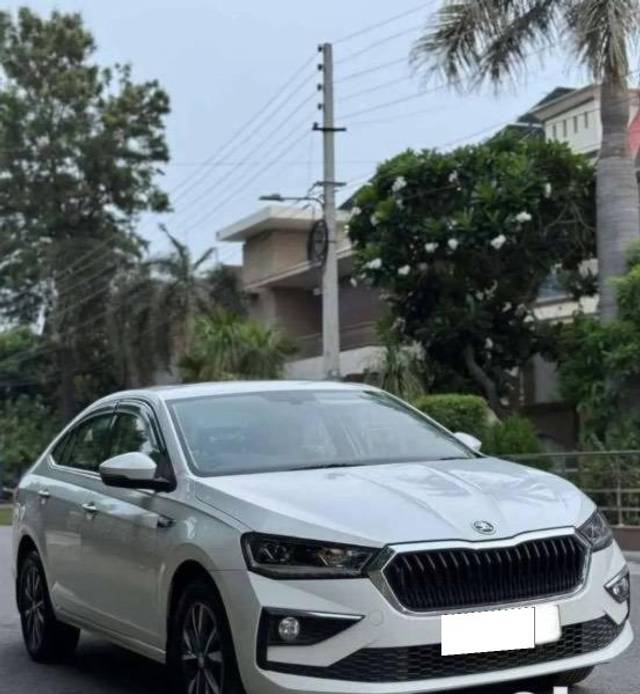 https://images10.gaadi.com/usedcar_image/4549256/original/processed_5018a943-87af-441c-97da-4e9cf7fa9347.jpeg?imwidth=6400