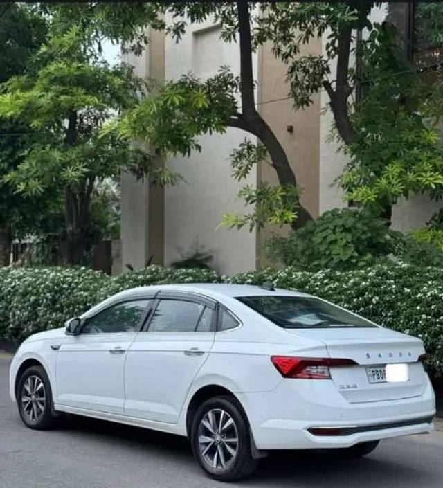 https://images10.gaadi.com/usedcar_image/4549256/original/processed_b86a4120-5f45-41f5-8cc5-35511a2425c7.jpeg?imwidth=6401