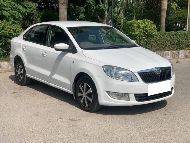 https://images10.gaadi.com/usedcar_image/4549273/original/processed_3e6db5510ced7e9f26993a34cc6ca92c.jpg?imwidth=6400