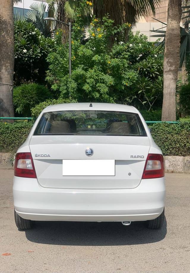 https://images10.gaadi.com/usedcar_image/4549273/original/processed_a24d3c568d4b254eab6f77302b70f0ed.jpg?imwidth=6401
