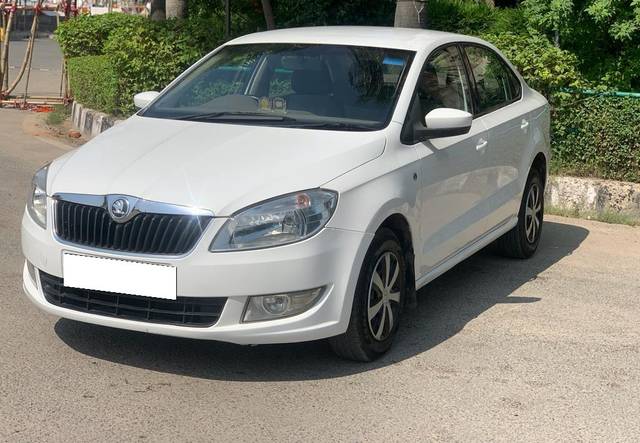 https://images10.gaadi.com/usedcar_image/4549273/original/processed_fa6a850880a473d8ea12fd94a41d0bf5.jpg?imwidth=6402