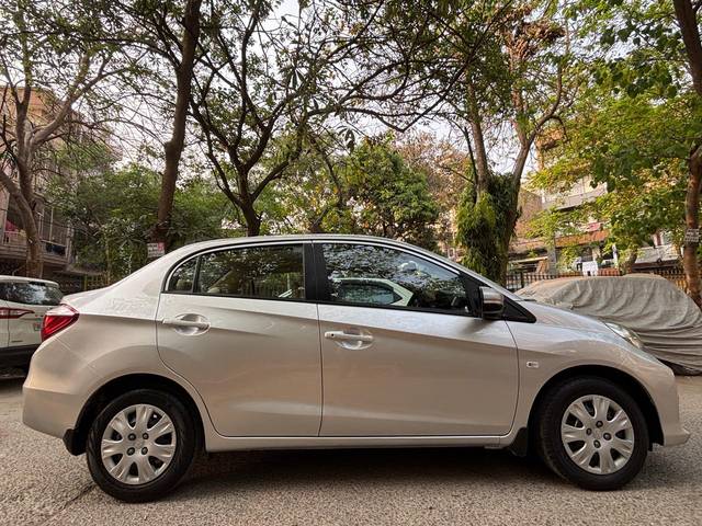 https://images10.gaadi.com/usedcar_image/4549334/original/038ea5af626b6fcb12115c6ff910fa0e.jpg?imwidth=6401