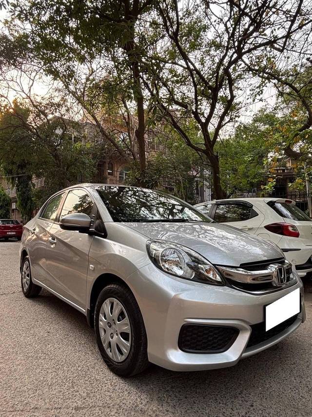 https://images10.gaadi.com/usedcar_image/4549334/original/processed_74c554c3e2557bd07ec42e973c70b46b.jpg?imwidth=6400
