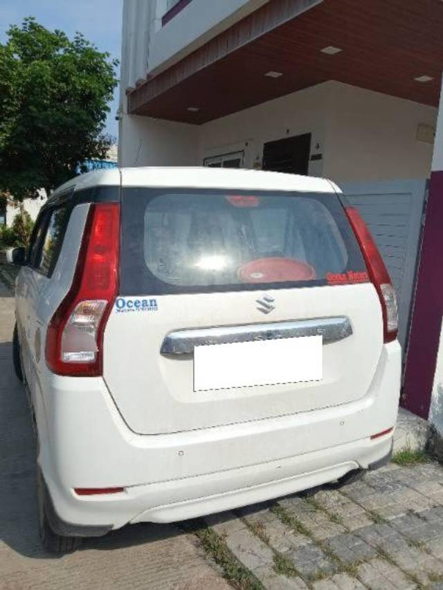 https://images10.gaadi.com/usedcar_image/4549360/original/processed_8542dff6-f0e1-43a2-8529-b537b764ecc0.jpg?imwidth=6402