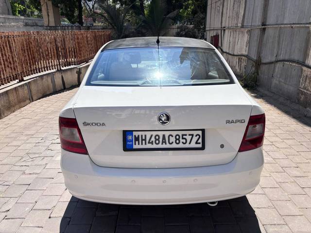 https://images10.gaadi.com/usedcar_image/4549411/original/processed_580df0f1fa26eec97a2de192b07d011e.jpeg?imwidth=6402