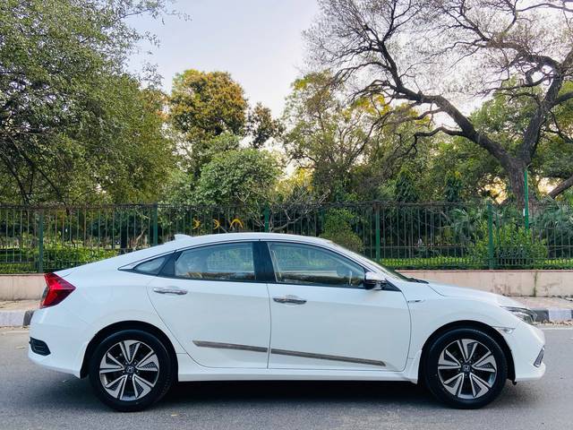 https://images10.gaadi.com/usedcar_image/4549508/original/4161f0a18bc9da028f15957e922ab998.jpg?imwidth=6400