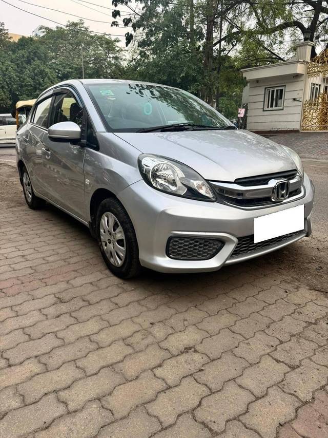 https://images10.gaadi.com/usedcar_image/4549597/original/processed_d5905175-a3aa-44c1-8630-19b526d40ffa.jpg?imwidth=6400