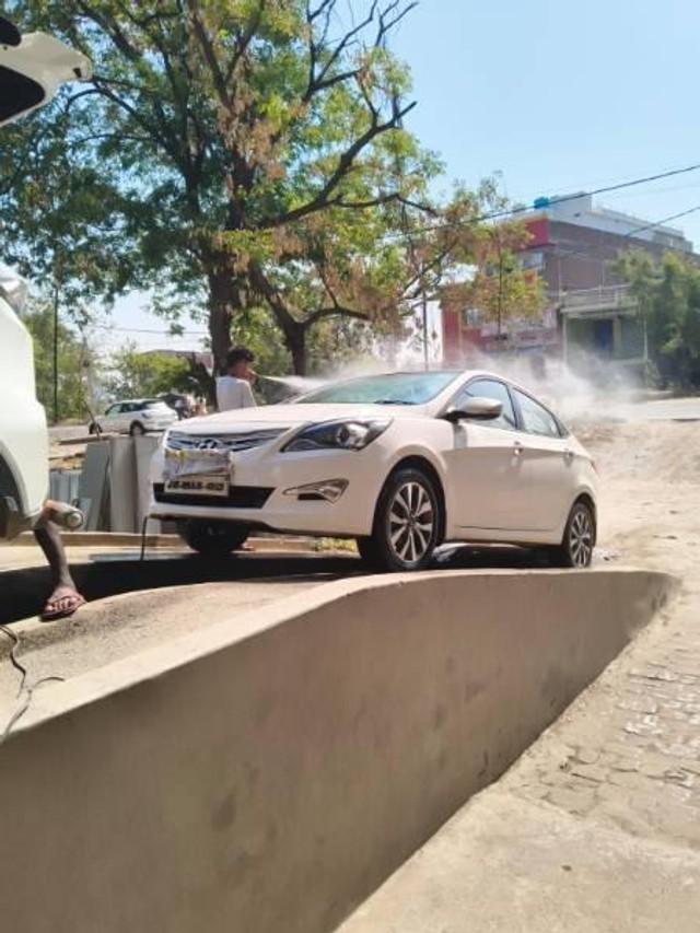 https://images10.gaadi.com/usedcar_image/4549688/original/processed_e0a635ce-6ddb-4408-9ba6-e8204de504bb.jpg?imwidth=6401