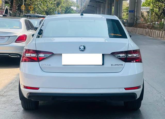 https://images10.gaadi.com/usedcar_image/4549711/original/processed_09950d05ccac5430fef3faaf4474559c.jpg?imwidth=6402