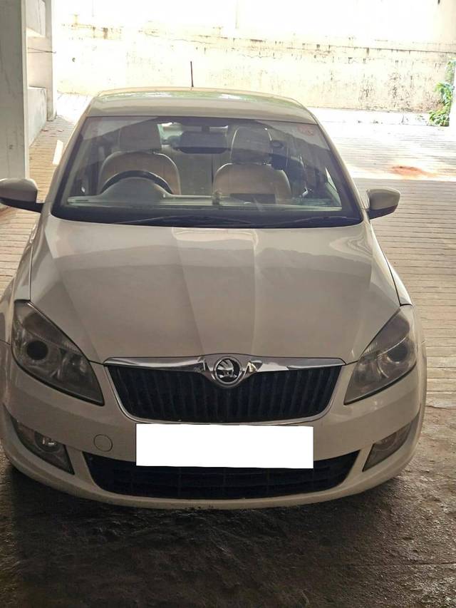 https://images10.gaadi.com/usedcar_image/4549751/original/processed_e5b754ff-fd4a-47e3-973b-3228797df2bd.jpg?imwidth=6400