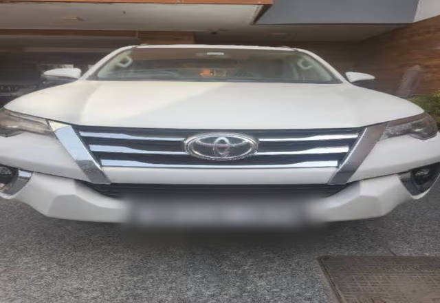https://images10.gaadi.com/usedcar_image/4549783/original/e380cedf-7516-4400-bb58-5be0b59dde1f.?imwidth=6402