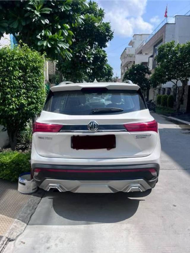 https://images10.gaadi.com/usedcar_image/4549889/original/processed_20353b5b-b8d2-4530-b2d1-1c06e9ef9e3a.jpeg?imwidth=6400
