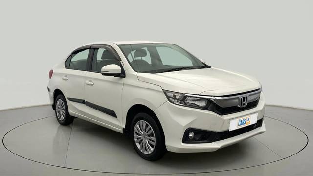 https://images10.gaadi.com/usedcar_image/4549965/original/cf09858a054f34b7e12532941d6094d7.jpg?imwidth=6400