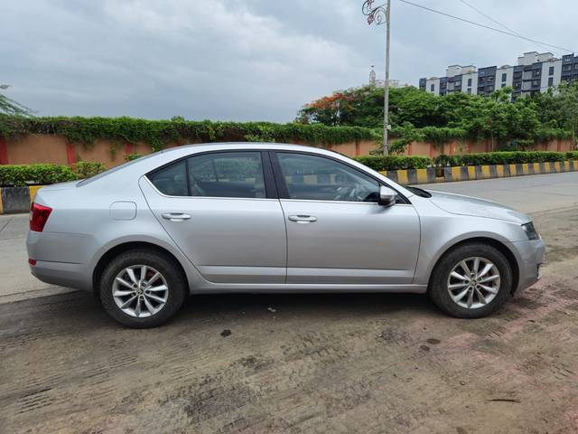 https://images10.gaadi.com/usedcar_image/4550069/original/e1f186ac7279626fb521879c59a5d914.jpg?imwidth=6401