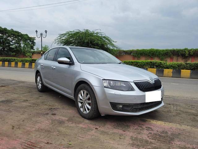 https://images10.gaadi.com/usedcar_image/4550069/original/processed_84d18ceb3eabd21eec73879d297484ce.jpg?imwidth=6400