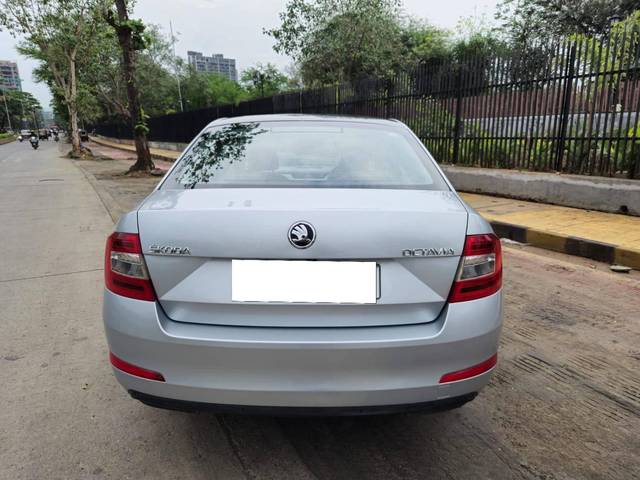 https://images10.gaadi.com/usedcar_image/4550069/original/processed_ce6df6aa4682cdce35d8621081e9960b.jpg?imwidth=6402
