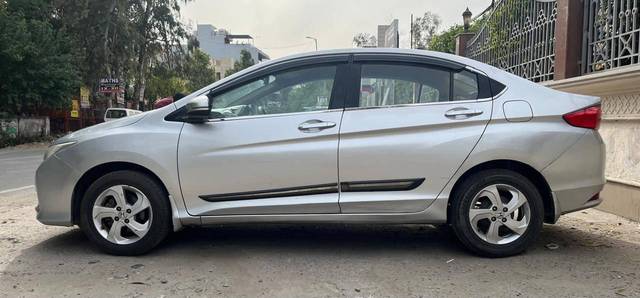 https://images10.gaadi.com/usedcar_image/4550075/original/processed_6452f51a12ba047fdcf96d5fda3c0a42.jpg?imwidth=6402