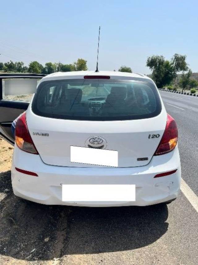 https://images10.gaadi.com/usedcar_image/4550298/original/processed_9d3b5b5a-4d2f-4853-b498-f4b2f55dc1ef.jpeg?imwidth=6402