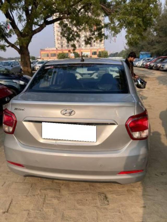 https://images10.gaadi.com/usedcar_image/4550361/original/processed_fb1d96f5-3c65-45f1-8023-fcd79debcb88.jpg?imwidth=6401