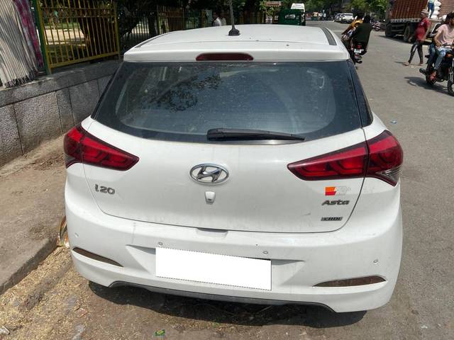 https://images10.gaadi.com/usedcar_image/4550382/original/processed_9c63c09e-0cc1-42ea-925a-4f19f1dfd278.jpg?imwidth=6401