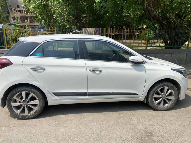 https://images10.gaadi.com/usedcar_image/4550382/original/processed_f3fa656c-3f78-4137-acc9-36ec1ccda240.jpg?imwidth=6400