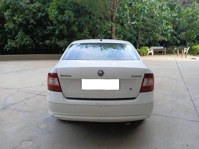 https://images10.gaadi.com/usedcar_image/4550611/original/processed_eba99b0114ab5b489293ca675996e778.jpg?imwidth=6402