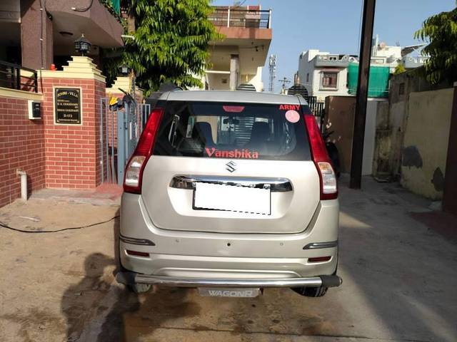 https://images10.gaadi.com/usedcar_image/4550662/original/processed_1b648353-f99d-4e9e-a064-e7408bdae5ea.jpeg?imwidth=6401