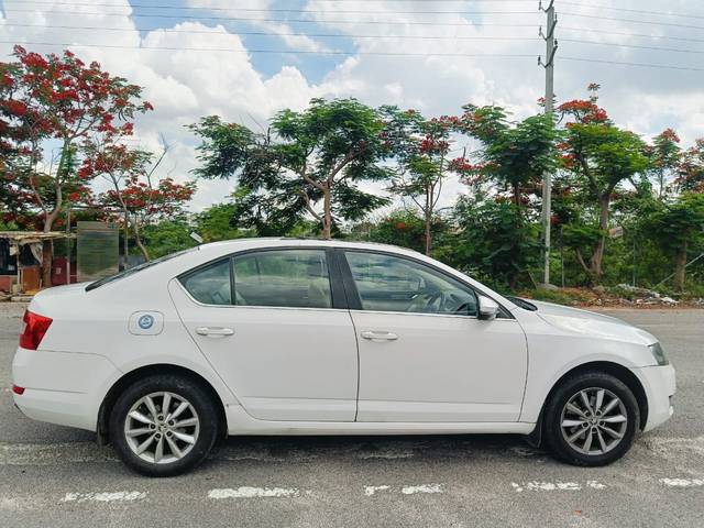 https://images10.gaadi.com/usedcar_image/4550670/original/68b4dbdae801ee690ff87bdfd7c0f93a.jpg?imwidth=6401