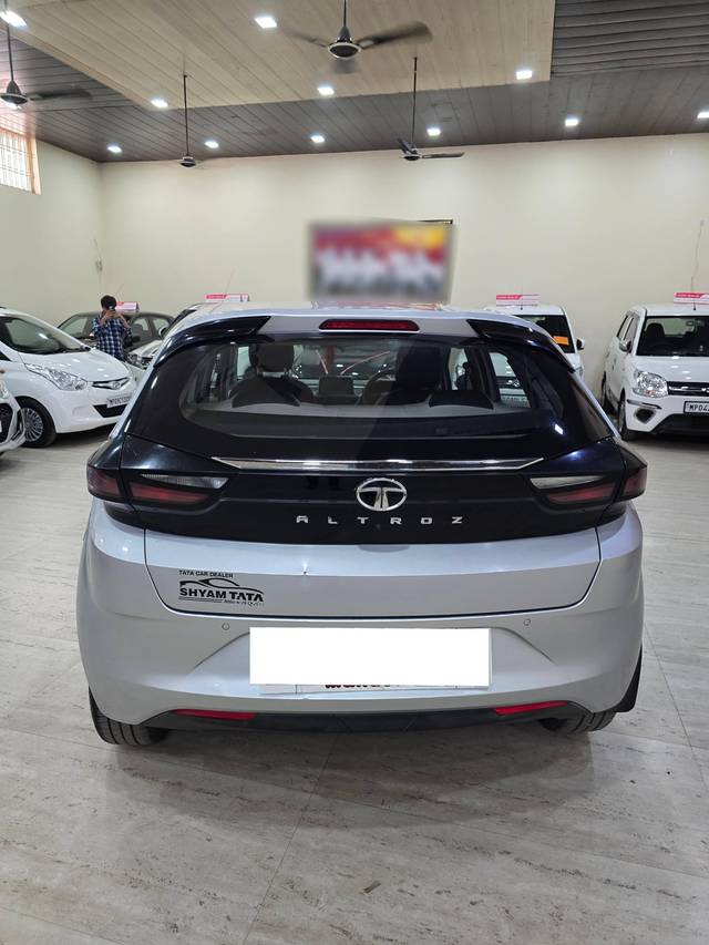 https://images10.gaadi.com/usedcar_image/4550674/original/processed_275a05096419e5c49f24be4da9399d35.jpg?imwidth=6402