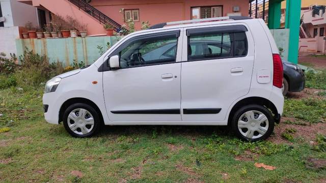 https://images10.gaadi.com/usedcar_image/4550714/original/processed_11b85978-89f1-41ac-9a48-236211b64070.jpeg?imwidth=6401