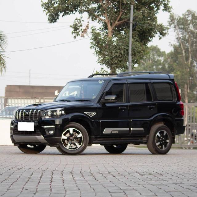 https://images10.gaadi.com/usedcar_image/4550728/original/processed_8eb95cef04a2abf3d39a42e9080fd43f.jpg?imwidth=6400