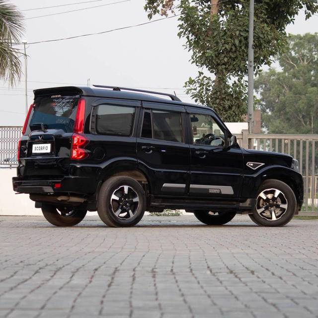 https://images10.gaadi.com/usedcar_image/4550728/original/processed_d42ea8805f4c6a0cb9d1f3bc7d3cbcb8.jpg?imwidth=6402