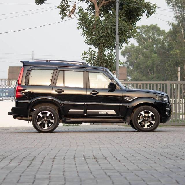 https://images10.gaadi.com/usedcar_image/4550728/original/processed_ef17744fcbc9fede82590548a354074a.jpg?imwidth=6401