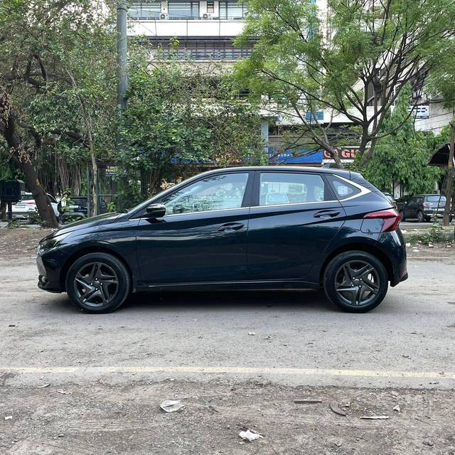 https://images10.gaadi.com/usedcar_image/4550808/original/processed_38a5e6e366d47076017f96ec8c2362e7.jpg?imwidth=6402