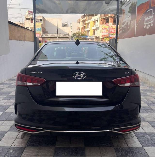 https://images10.gaadi.com/usedcar_image/4550828/original/processed_32876c330f2cdade867ca82154908c28.jpg?imwidth=6402
