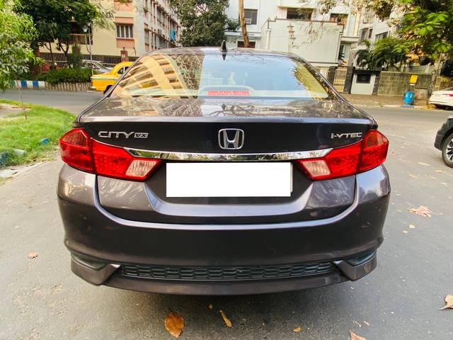https://images10.gaadi.com/usedcar_image/4550848/original/processed_59262aad058d57b0b6546e785a0461b5.jpg?imwidth=6402