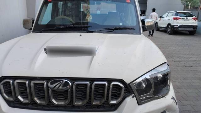 https://images10.gaadi.com/usedcar_image/4550868/original/processed_740a7ebc-23a7-4c4c-8fae-ce0a06eceffb.jpg?imwidth=6402