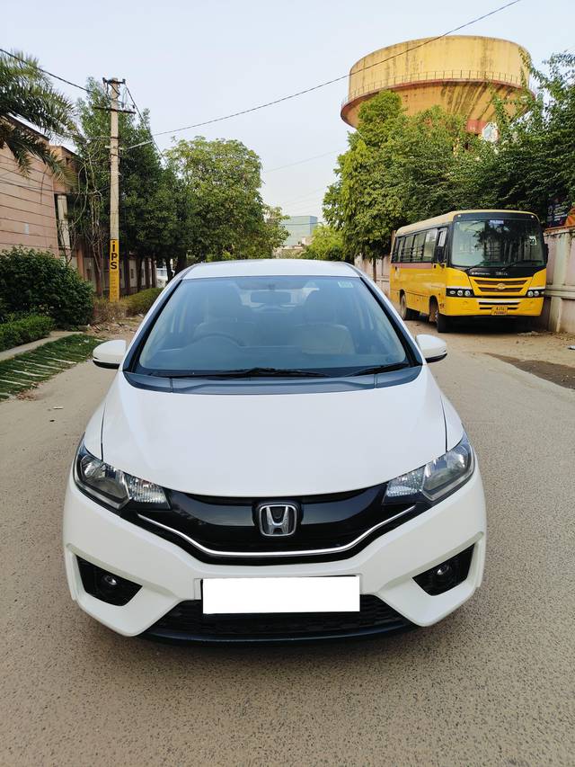 https://images10.gaadi.com/usedcar_image/4550883/original/processed_def1cfe5-ef3d-4ca5-9fdc-793659120b17.jpg?imwidth=6400