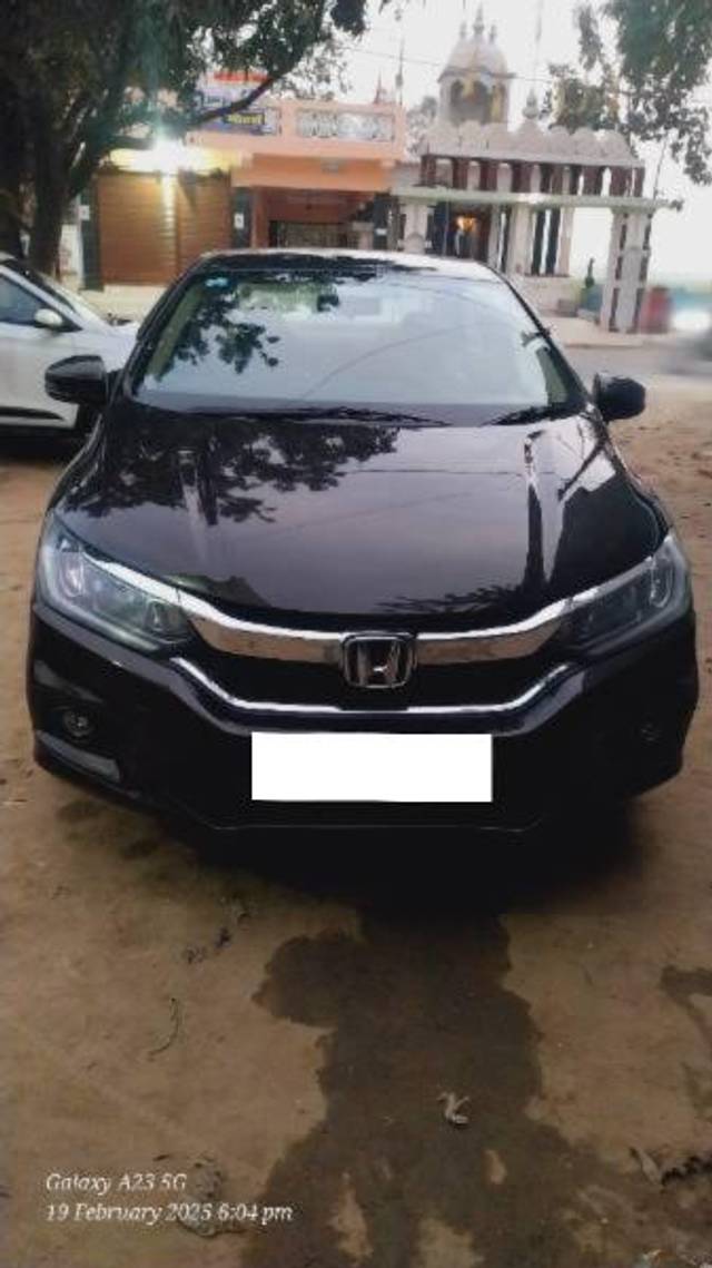 https://images10.gaadi.com/usedcar_image/4550942/original/processed_66c2f7f7-dc91-404c-b85d-dd6d00f24d32.jpg?imwidth=6400