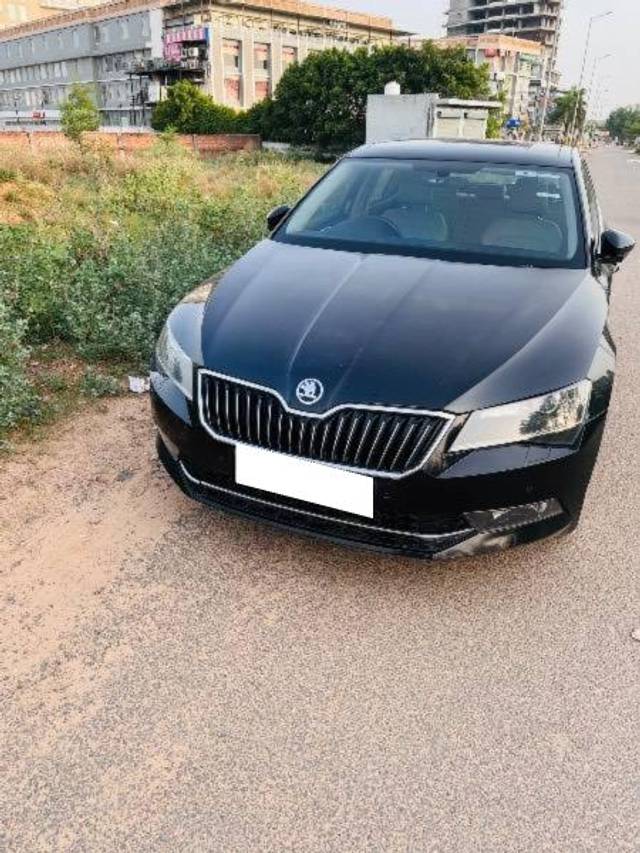 https://images10.gaadi.com/usedcar_image/4550943/original/processed_80f73265-eb9a-4a93-bc20-88f707aaca3a.jpeg?imwidth=6402