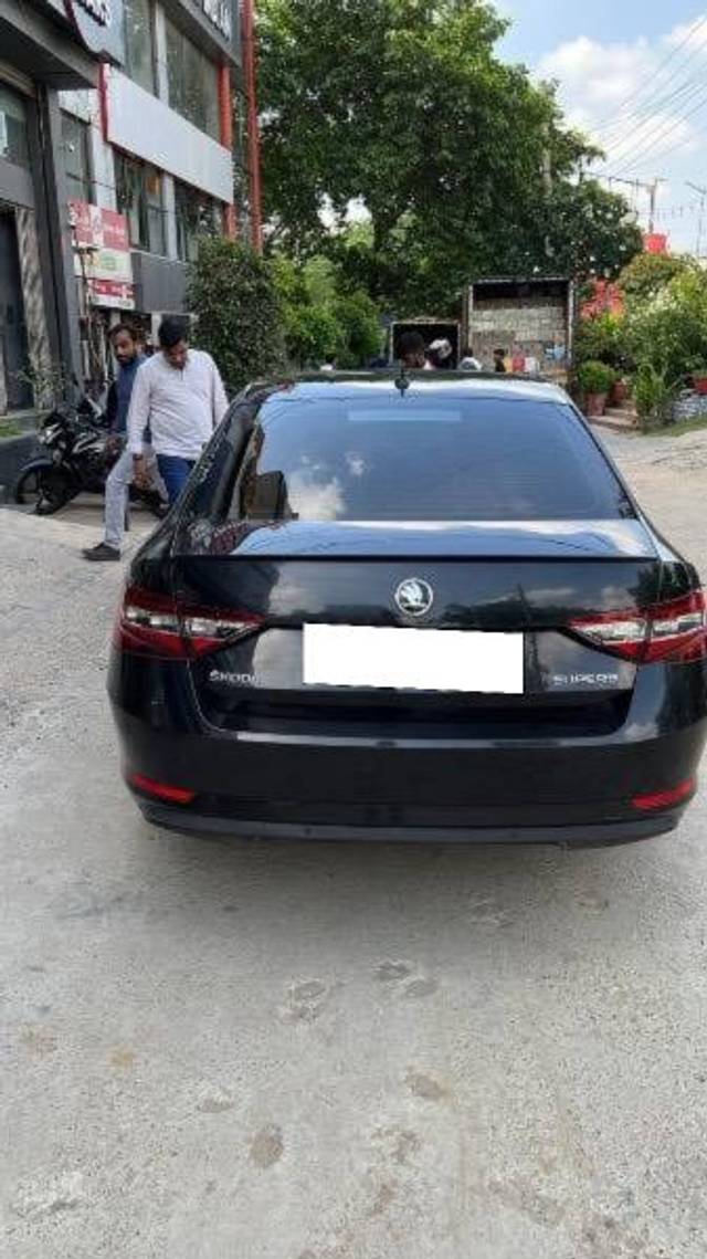 https://images10.gaadi.com/usedcar_image/4550943/original/processed_afd209e4-4d7c-4cc0-a230-253838d51c5b.jpeg?imwidth=6401