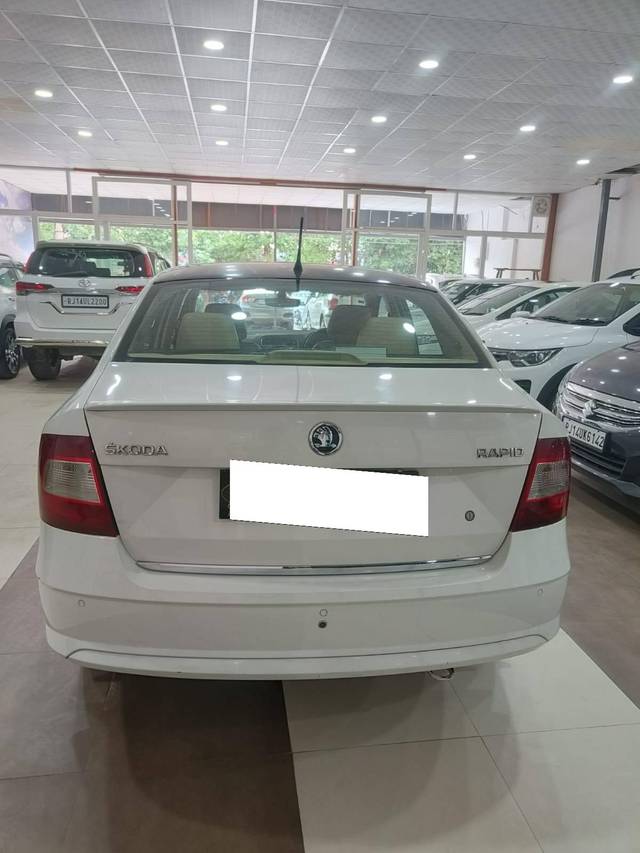 https://images10.gaadi.com/usedcar_image/4550955/original/processed_1cdad228126f01331a82c76a0f437e25.jpg?imwidth=6402