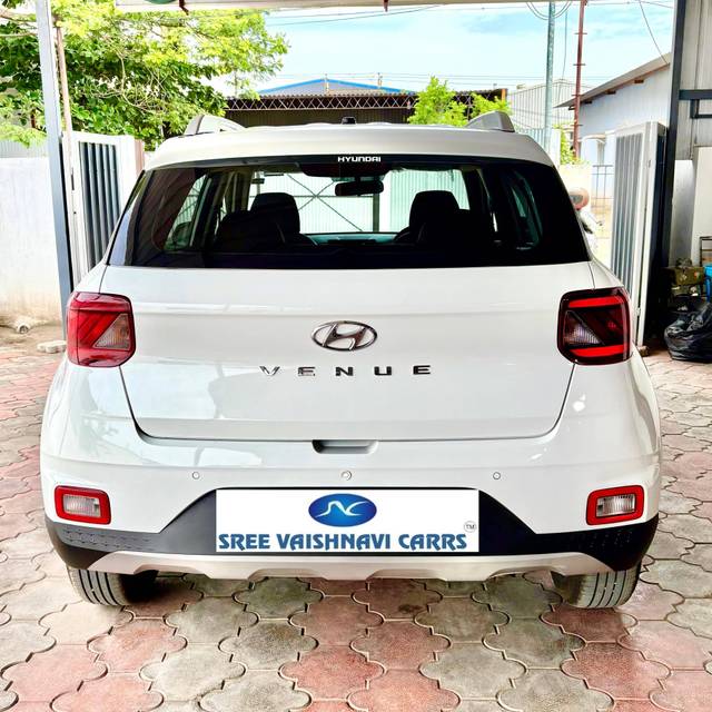 https://images10.gaadi.com/usedcar_image/4550969/original/processed_47d6eb1fa3ae31061e9474d1f61b281b.jpeg?imwidth=6402