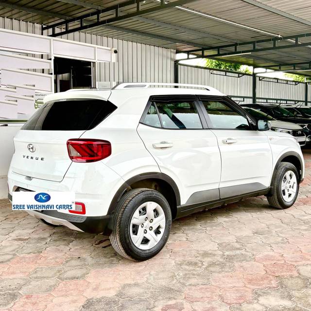 https://images10.gaadi.com/usedcar_image/4550969/original/processed_ed8c0837222efbf452f5af14ad9775ff.jpeg?imwidth=6401