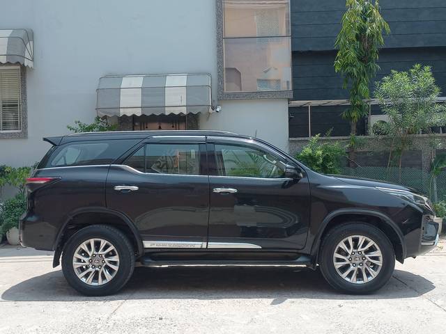 https://images10.gaadi.com/usedcar_image/4550990/original/processed_e4c0f281bed99c96447eb4852b9f17c9.jpg?imwidth=6401