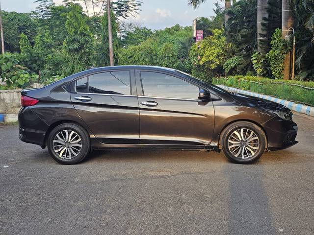 https://images10.gaadi.com/usedcar_image/4551081/original/processed_8117c343b65c8ae442175af64d6029d8.jpg?imwidth=6401
