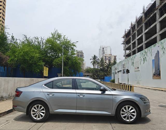 https://images10.gaadi.com/usedcar_image/4551091/original/processed_764fe3c2148e1d0ce8bf75280b1ae572.jpg?imwidth=6401
