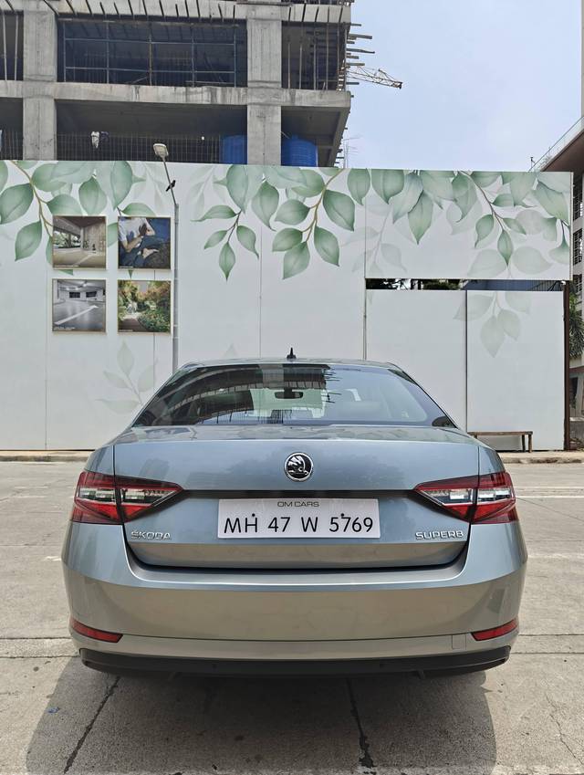 https://images10.gaadi.com/usedcar_image/4551091/original/processed_940551a98e7189b292d99e8bc81dbb5b.jpg?imwidth=6402