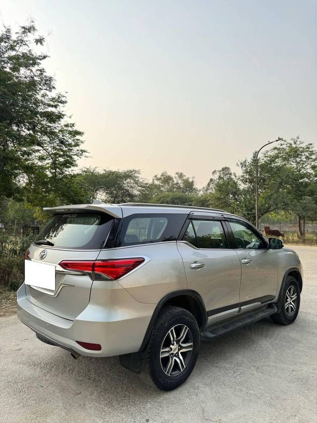 https://images10.gaadi.com/usedcar_image/4551109/original/processed_ceba7827a237d87988bf382f6f3a68ae.jpeg?imwidth=6402