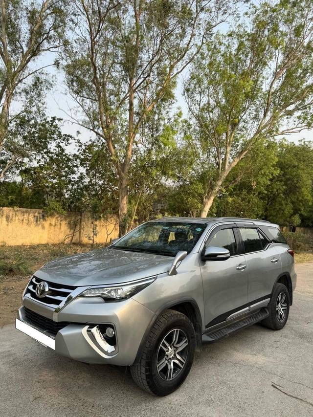https://images10.gaadi.com/usedcar_image/4551109/original/processed_f8d40329fc8581b64b00d2889dada2ea.jpeg?imwidth=6400